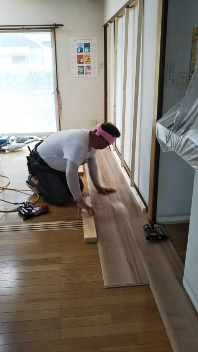 新しいフローリングを貼っています | 裏方(本社スタッフ)ブログ