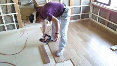 床を貼っています。 | 裏方(本社スタッフ)ブログ